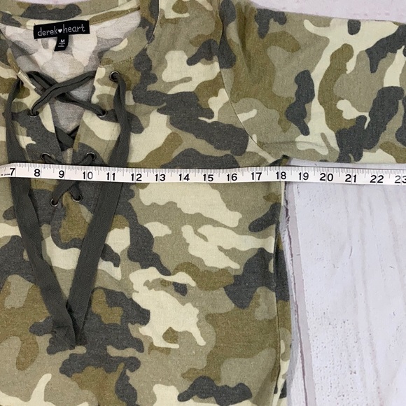 Derek Heart Lace up Camo top size M - Picture 4 of 6